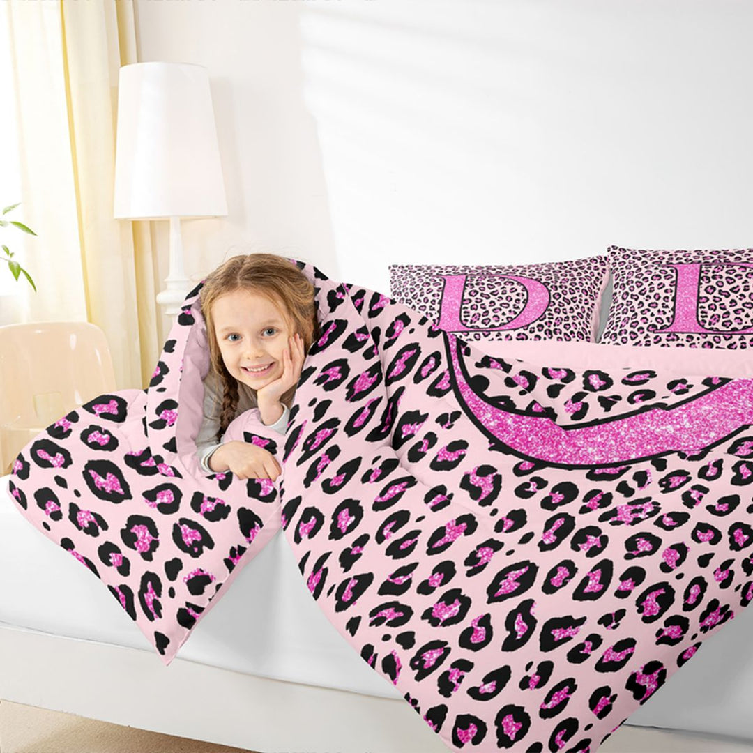 meiyoeat Glitter Leopard Print Letter D Bedding Comforter Set, Girls Teens, Pink Sparkle Monogrammed Full Bedding Set, Pink Reversible 7pcs